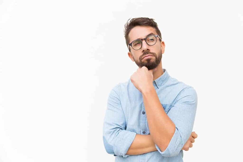 homme questionne